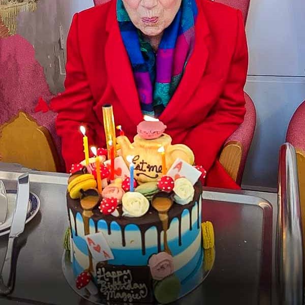 Alice in Wonderland birthday cake