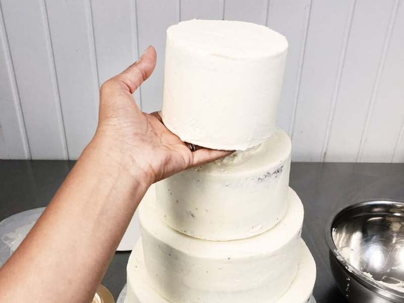 How to Stack a Wedding Cake
