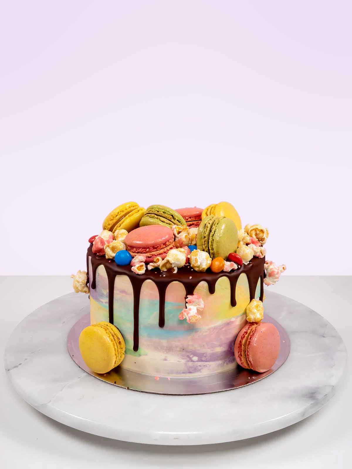 Cách làm chocolate cake decorated with macarons tuyệt đẹp và ngon miệng